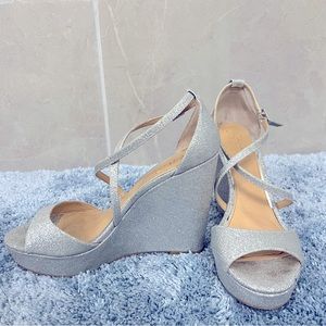 Jewel by Badgley Mischka- size 9